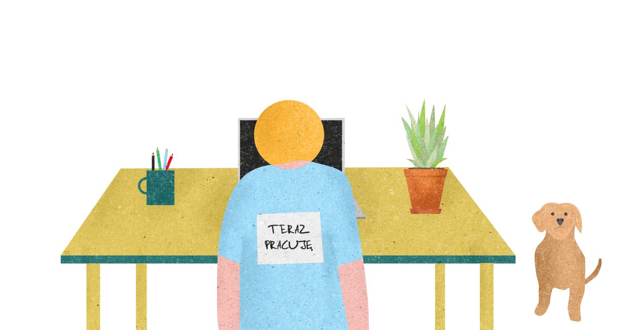 Postać siedząca przy stole, na którym stoją: komputer, kubek z kredkami, roślinka, na plecach postaci znajduje się kartka z napisem "Teraz pracuję", obok biurka siedzi pies (il. Marcin Lewandowski)