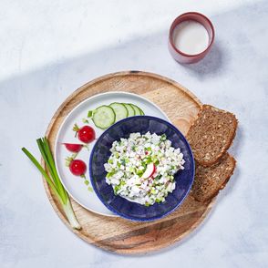 Serek śniadaniowy na bazie serka wiejskiego z dodatkiem rzodkiewki, ogórka, szczypiorku i celubli dymki; sezonówki rzodkiewka, cebula dymka, ogórek