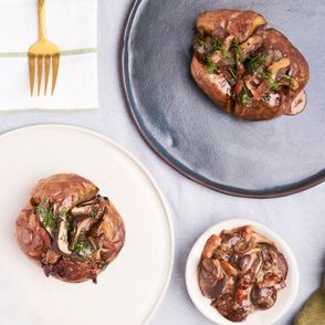 Talerz pieczonych ziemniaków z sosem grzybowym z boczkiem (fot. Jessica Nadziejko)