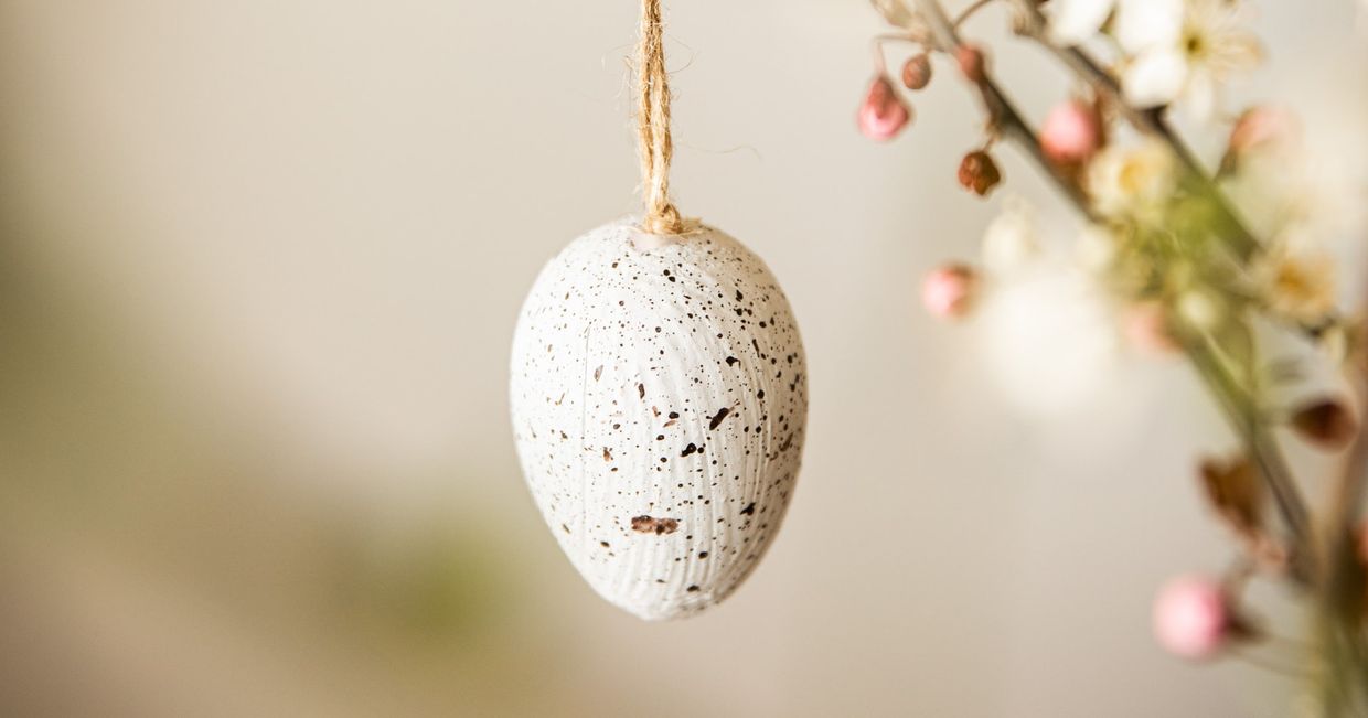 Dekoracje wielkanocne – jajo (fot. Kaja Reichardt / Unsplash)