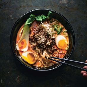 Tantanmen ramen z makaronem, kapustą pak choi, pastą sezamową i jajkiem (fot. materiały prasowe)