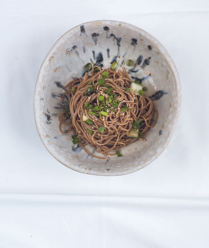Sałatka z makaronu soba i ogórka