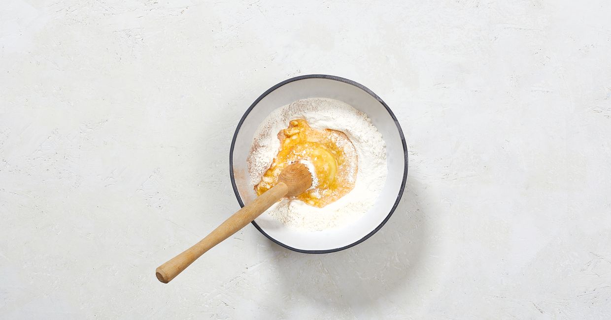 DIY: Ciasteczka z wróżbą - mieszanie składników (fot. Maciek Niemojewski)