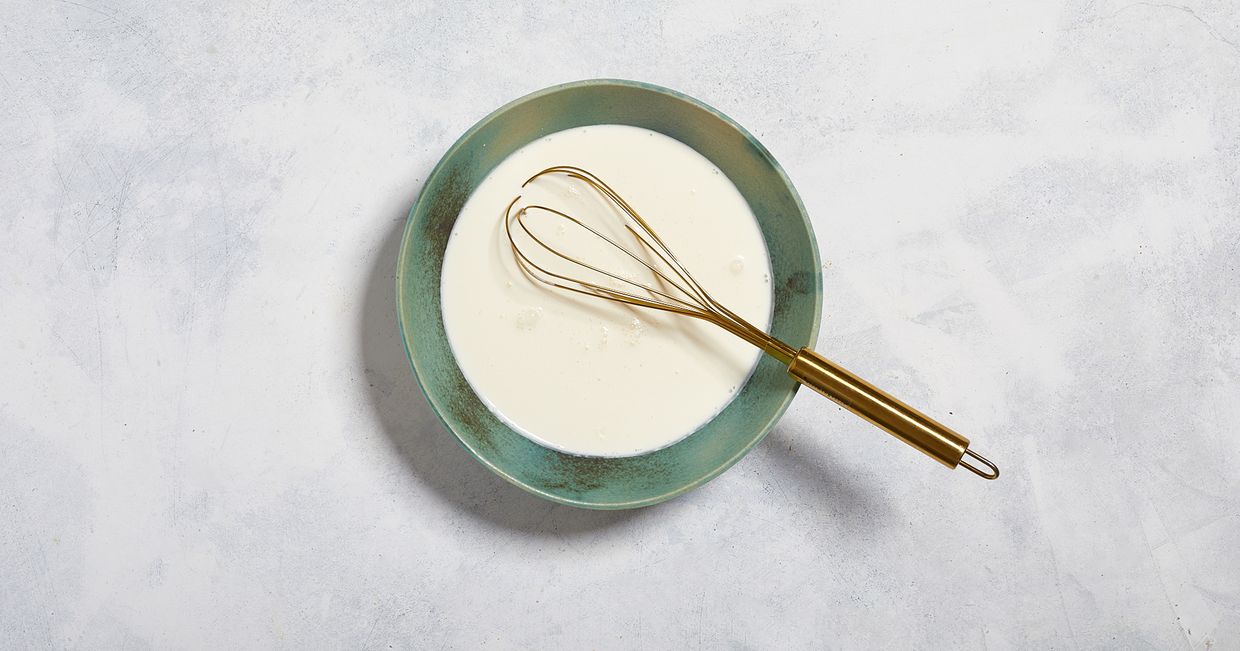 śmietana w misce, z "rózgą" (fot. Maciek Niemojewski)