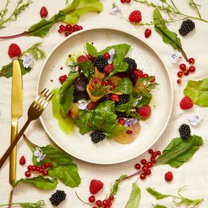 Przepis na prostą sałatkę z młodych buraków (fot. Maciek Niemojewski)