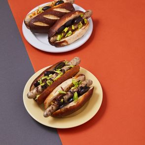 Hot dog austro-węgierski z białą kiełbaską, liśćmi selera i winogronami (fot. Maciek Niemojewski)