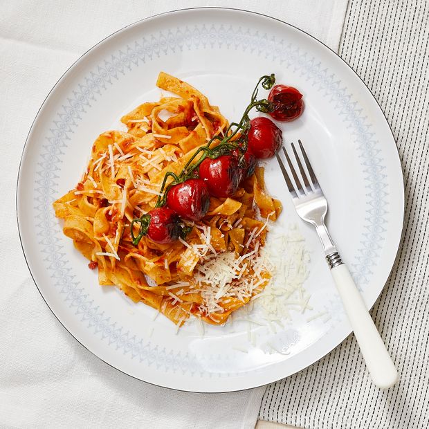 Przepis na pyszny makaron z pieczonymi pomidorami (fot. Maciek Niemojewski)