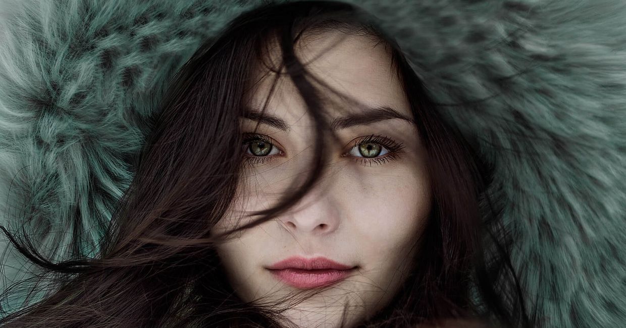 dermatolog radzi co robić by mieć piękna skóre zimą - dziewczyna zimą (fot. Alexandru Zdrobău)