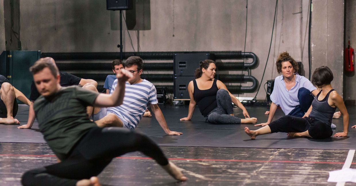 Ujęcie z prób prowadzonych przez Natalię Iwańską na scenie teatru. (fot. Michał Lichtański)