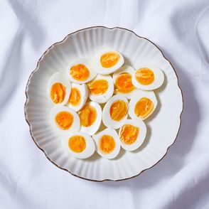 14 połówek jajek idealnie ugotowanych na twardo (fot. Maciek Niemojewski)