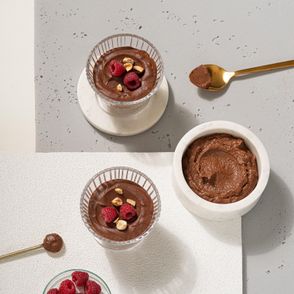 Przepis na czekoladowy krem jaglany z malinami i orzechami laskowymi (fot. Rafał Meszka)