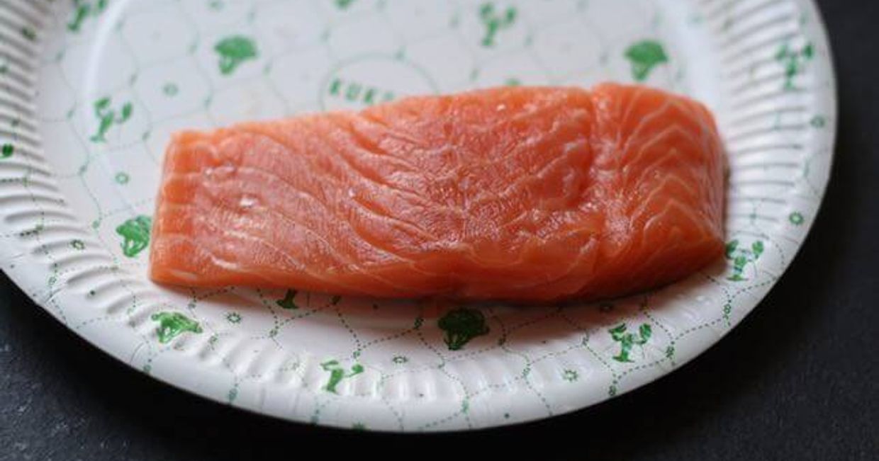 Filet łososia na talerzu.