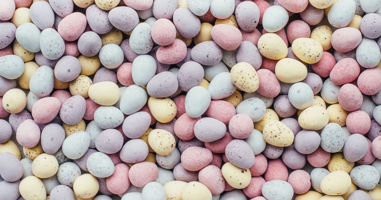 Kolorowe jajka wielkanocne. (fot. Annie Spratt / unsplash.com)