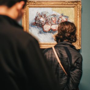 Walentynki w muzeum. Para w muzeum (fot. Jean Carlo Emer / unsplash.com)