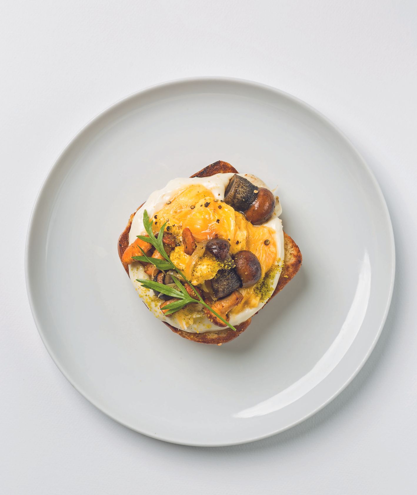 Przepis na jajecznicę z grzybami. Jak zrobić jajecznicę z grzybami. Najlepsze przepisy na śniadania (fot. dinnershow.studio)