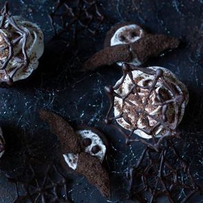 Przekąski na Halloween, mroczne muffiny z czekoladową pajęczyną, muffinezja.pl