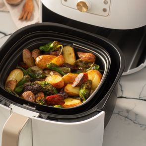 Szybkie brunche z Philips Ovi – pieczone ziemniaki z chorizo, papryczkami padrón i sosem tahini (fot. materiały prasowe)