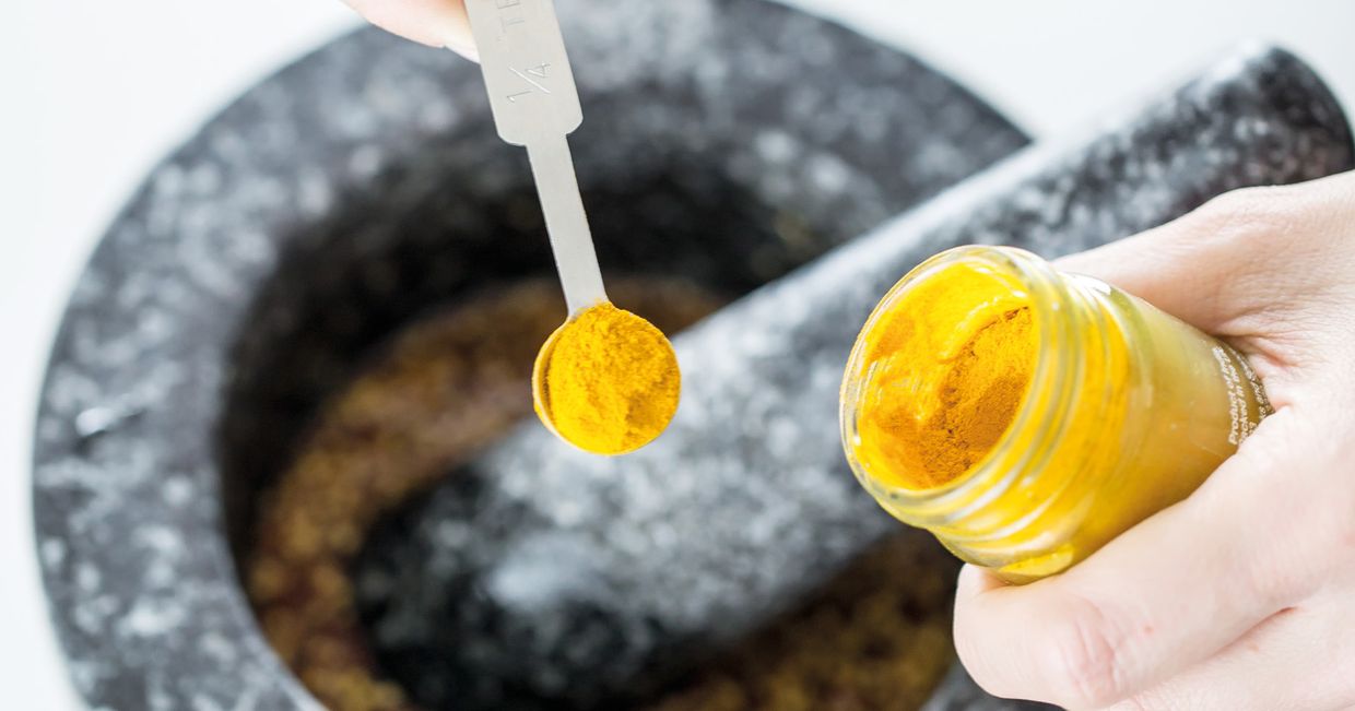 Dodawanie przypraw do musztardy (fot. dinnershow studio)