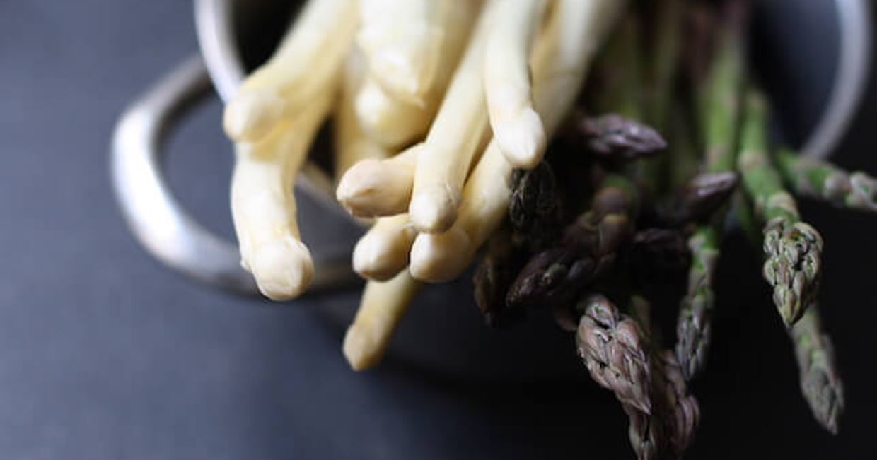 Pęczek zielonych i białych szparagów.