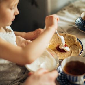 Dziewczynka jedząca naleśniki (fot. Elly Fairytale / Pexels.com)