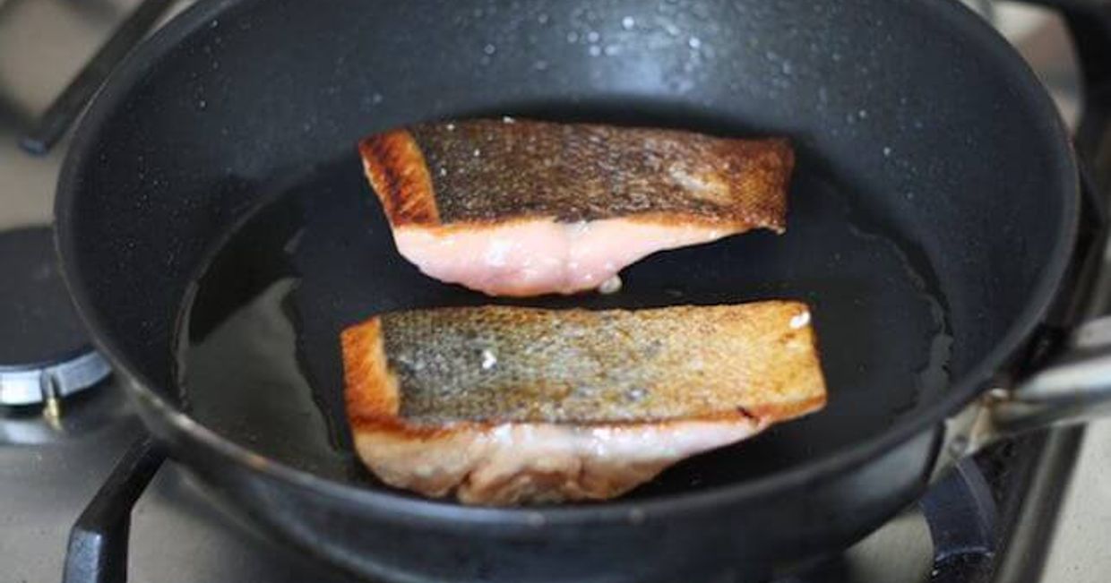 Łosoś smażony na patelni.