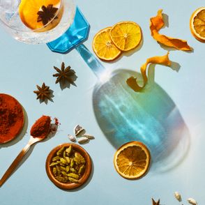 Dodatki do drinków z Bombay Sapphire Sunset – pomarańcza, anyż, limonka, kurkuma