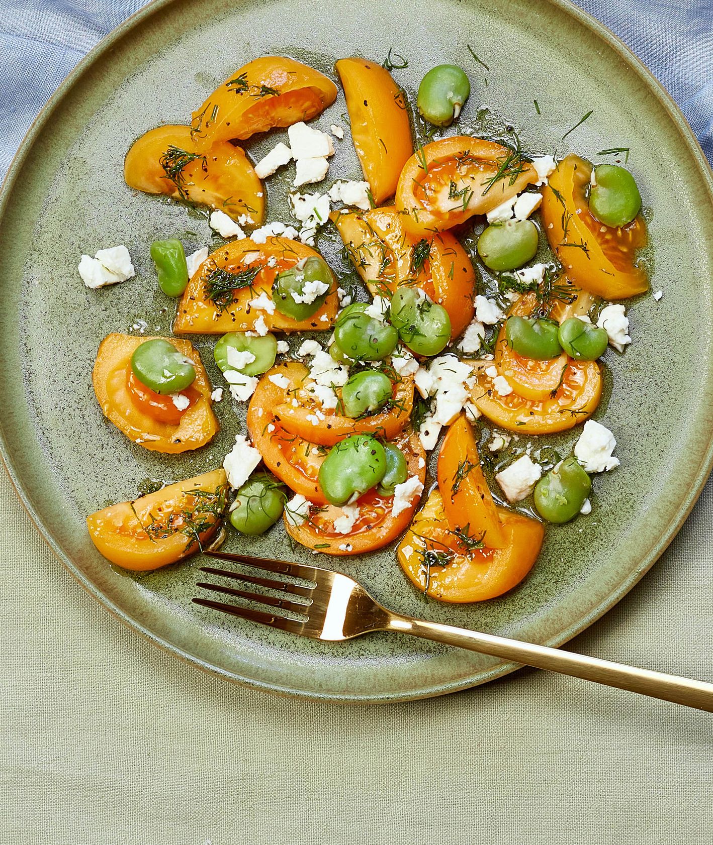 Przepis na sałatkę z żółtych pomidorów, fety i bobu (fot. Maciek Niemojewski)