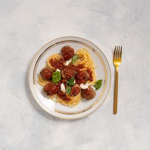 Amerykańskie klopsy ze spaghetti w sosie pomidorowym i bazylią (fot. Martyna Cybuch)