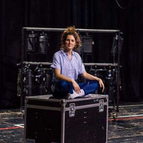 Tancerka i nauczycielka gagi - Natalia Iwaniec siedząca na skrzyni. (fot)