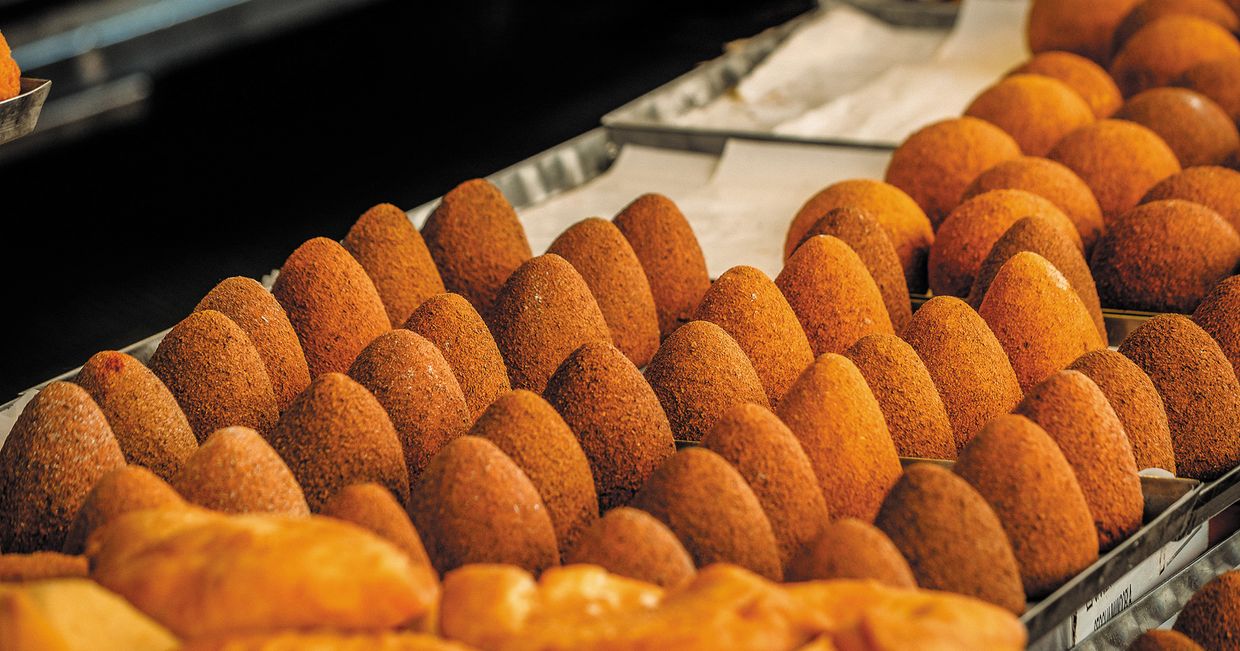 Idealne arancini wypełnione farszem z ryżu i świeżych składników – sycylijska przekąska (fot. Olga Merolla)