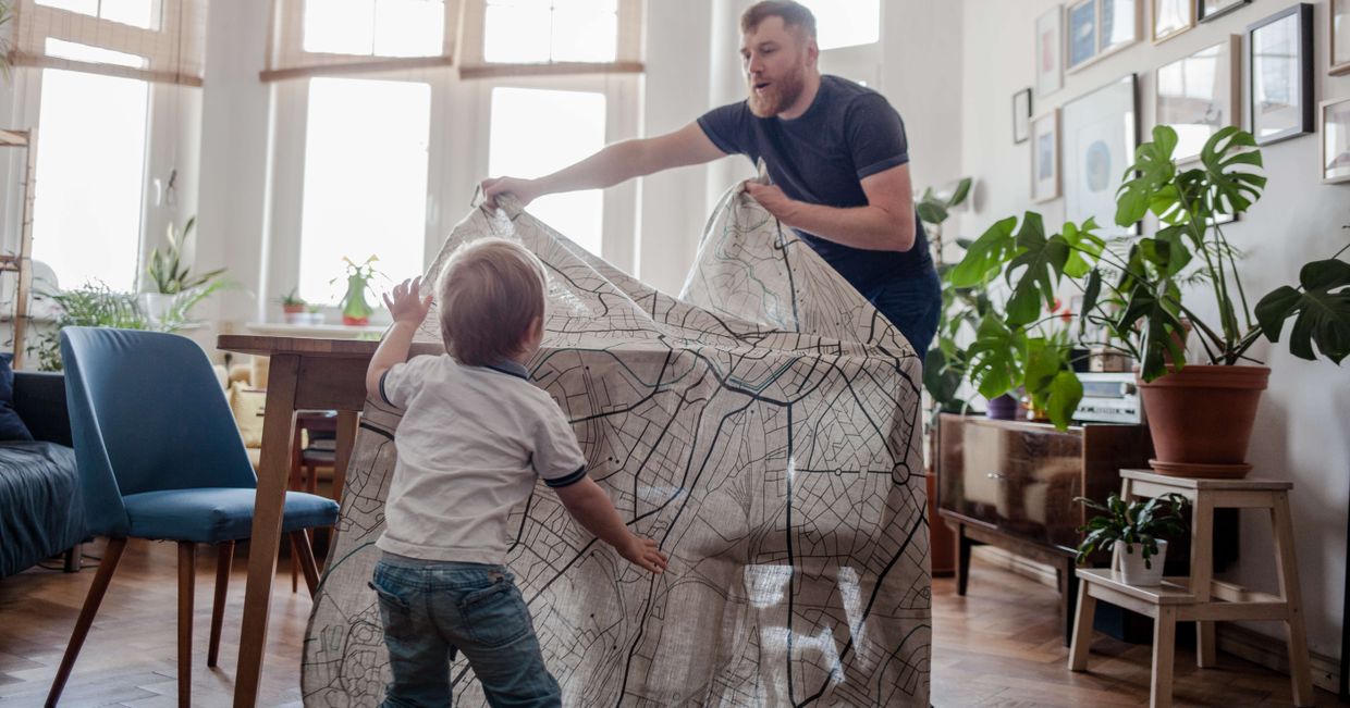 Obrus marki Obrys rozkładany na rodzinnym stole