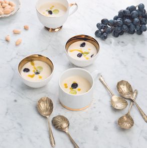 Białe gazpacho z winogronami i migdałami (fot. dinnershow.studio)