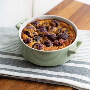 przepis na pyszne i lekkie, letnie cisto z owocami sezonowymi