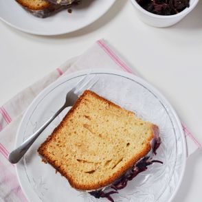 jogurtowy chlebek z hibiskusem i białą czekoladą, ciasto ucierane, ciasto jogurtowe, proste ciasto, szybkie ciasto jogurtowe, babka jogurtowa, ciasto z białą czekoladą, chlebek jogurtowy, prosty deser