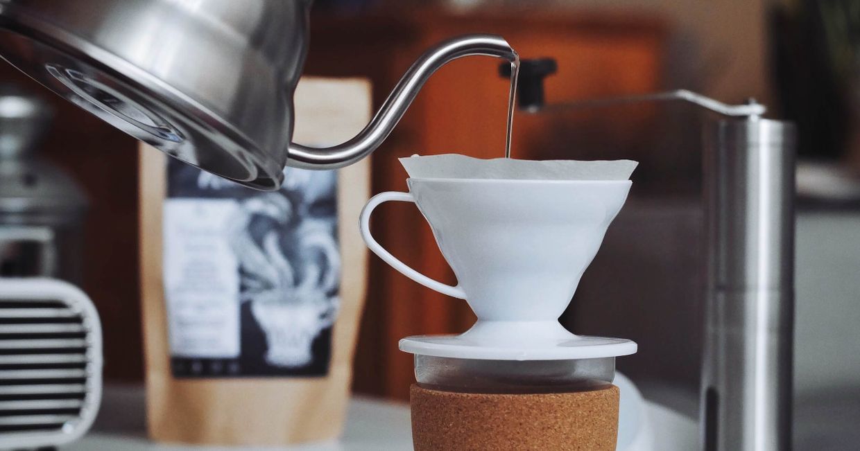 Proces parzenia kawy w białym dripperze hario (fot. Goran Ivos / unsplash.com)