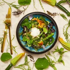 Jak przygotować prostą sałatkę z młodych warzyw z jajkiem i kwiatami cukinii (fot. Maciek Niemojewski)