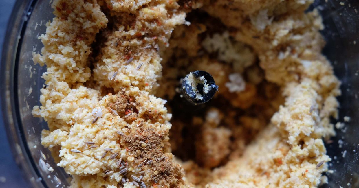 falafele, mielenie falafeli, jak zrobić falafele, falafele z ciecierzycy, kukbuk falafel, domowy falafel, kuchnia libańska, idealne falafele