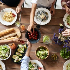 Jedzenie z bliskimi przy wspólnym stole (fot. Fuxels/Pexels)