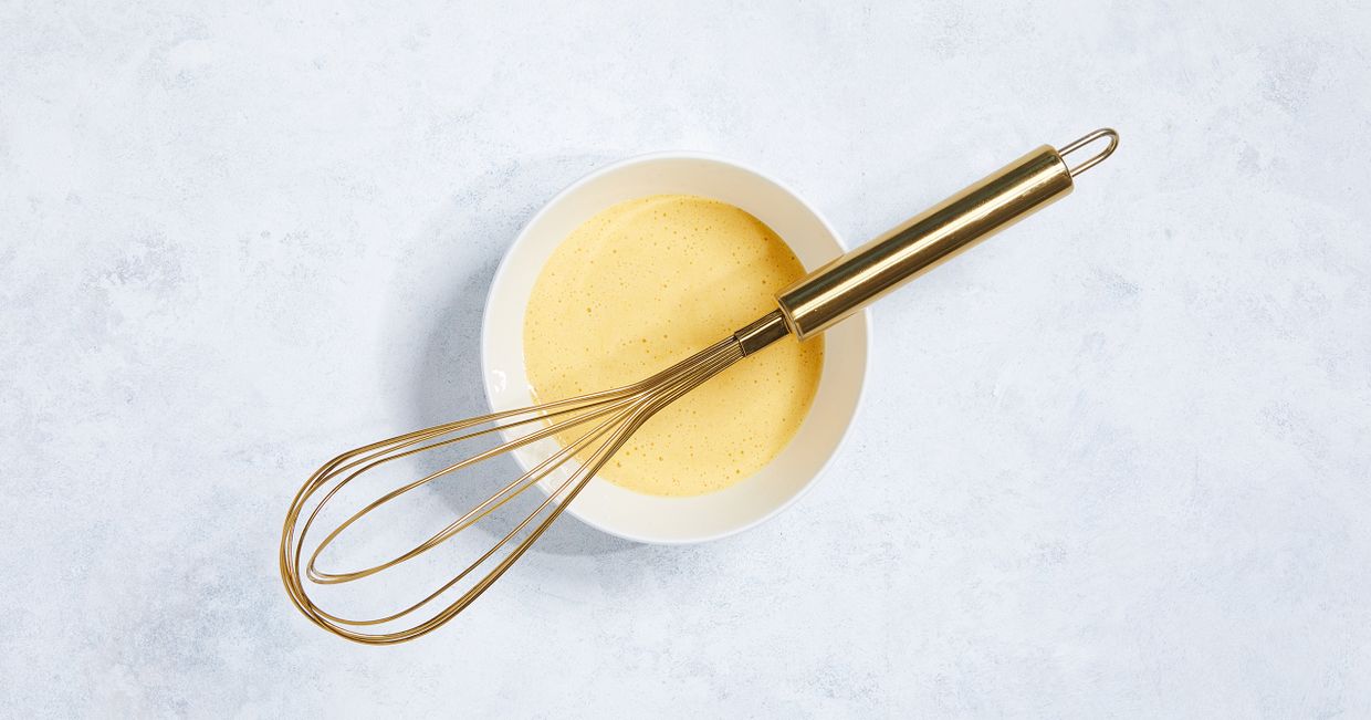 Ubite żółtko z musztardą, z sokiem z cytryny, solą i pieprzem (fot. Maciek Niemojewski)