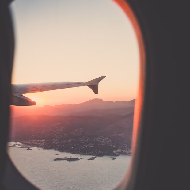 Samolot, podróż (fot. Benjamin Voros/Unsplash)