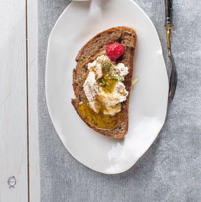 Przepis na proste tosty z konfiturą z wiśni i twarożkiem orzechowym. Jak zrobić konfiturę z wiśni. Konfitura wiśniowa - PRZEPIS (fot. dinnershow.studio)