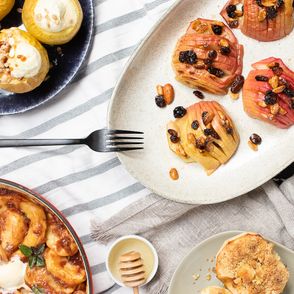 Talerze z różnymi propozycjami podania pieczonych jabłek: z cynamonem, z miodem i z bakaliami (fot. Paulina Czyżewska)