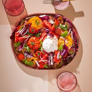 Sałatka z różnych pomidorów z burratą i oliwą (fot. dinnershow.studio)