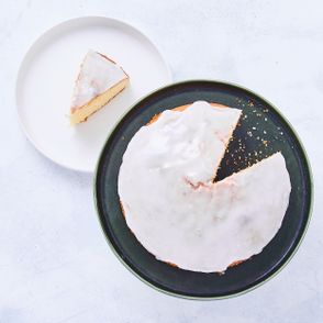 Szybkie i wilgotne ciasto cytrynowe z masłem i lukrem cytrynowym  (fot. Maciej Niemojewski)