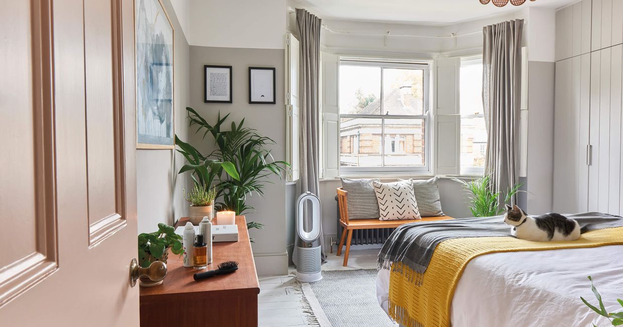 Sypialnia, na podłodze oczyszczacz powietrza Dyson Pure Hot+Cool (fot. materiały prasowe)