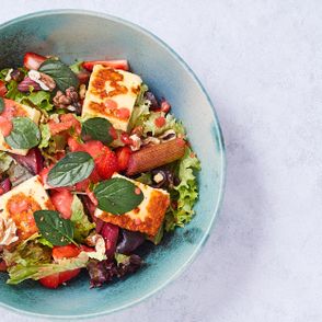 Sałata z rabarbarem i truskawkami (fot. Maciek Niemojewski)