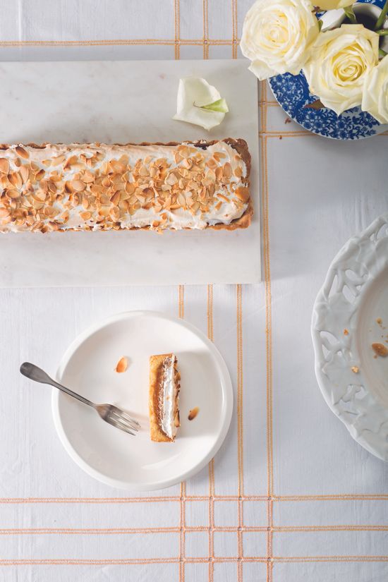 Przepis na szybką szarlotkę z włoską bezą. Jak zrobić bezę włoską. Szybka szarlotka - PRZEPIS (fot. dinnershow.studio)