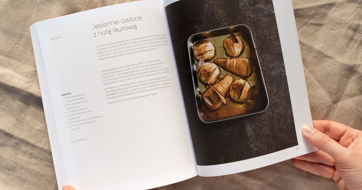 Rozkładkówka książki „Forma obfitości. Idealnie, zdrowo, sezonowo” z przepisem na jesienne owoce (fot. Martyna Cybuch)
