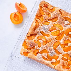 Szybkie i puszyste ciasto z jogurtem naturalnym i z owocami (fot. Maciej Niemojewski)