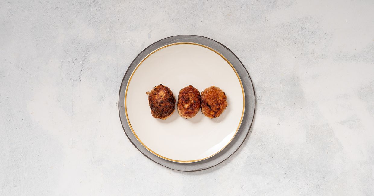 Trzy smażone klopsy ułożone na talerzu (fot. Martyna Cybuch)